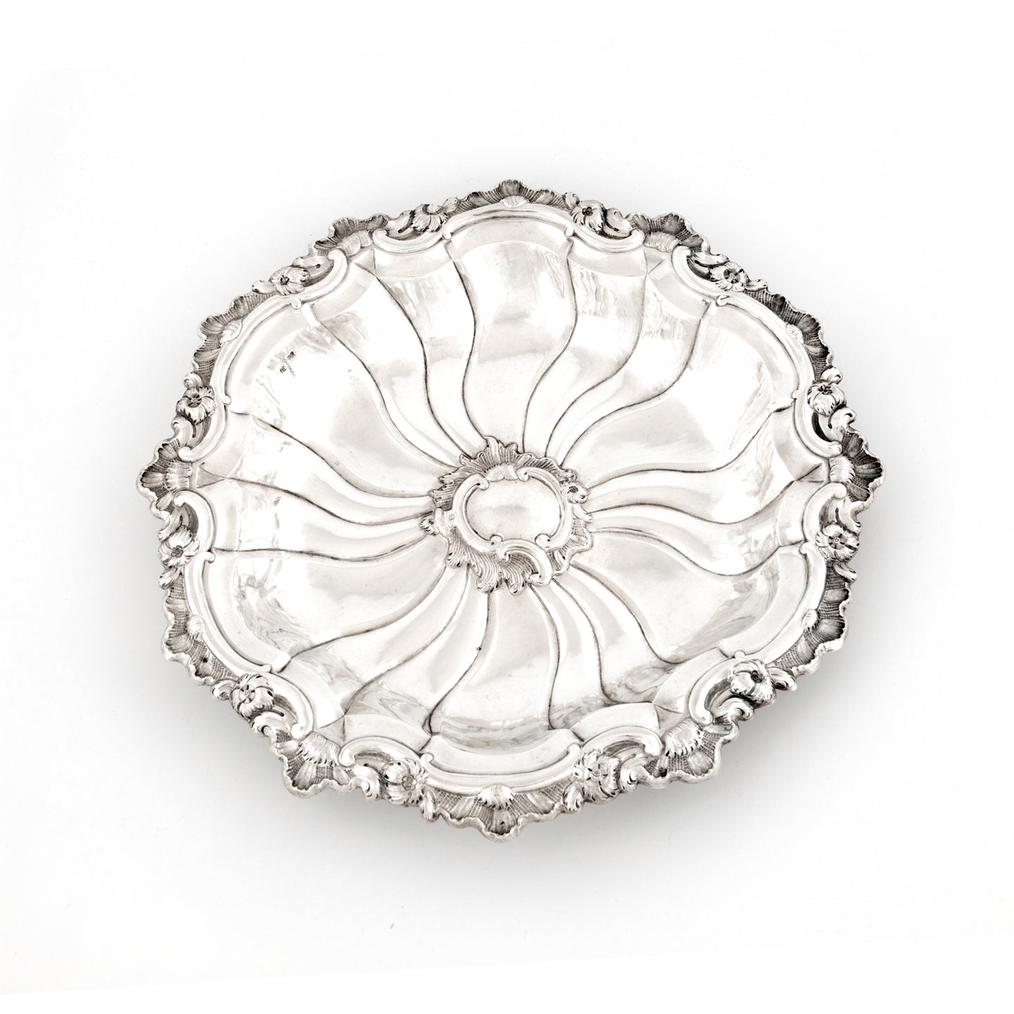 Salva de gomos espiralados, época de D. José I (1750-1777), em prata