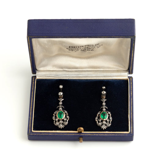Par de Brincos em Prata, Ouro e Esmeraldas.